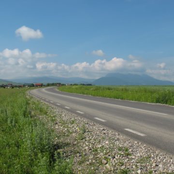 Proiectarea lucrărilor de modernizare pentru patru tronsoane de drumuri judeţene situate în zona municipiului Braşov a fost adjudecată de firma SC NV Construct SRL