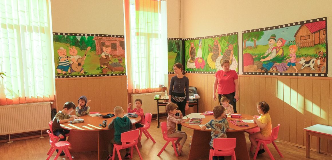Trei grădinițe și-au deschis porțile pentru copiii din Ucraina refugiați la Brașov