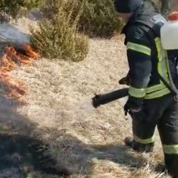 19 incendii de vegetație în ultimele 24 de ore în județul Brașov. Cauza – igienizarea terenurilor prin incendiere