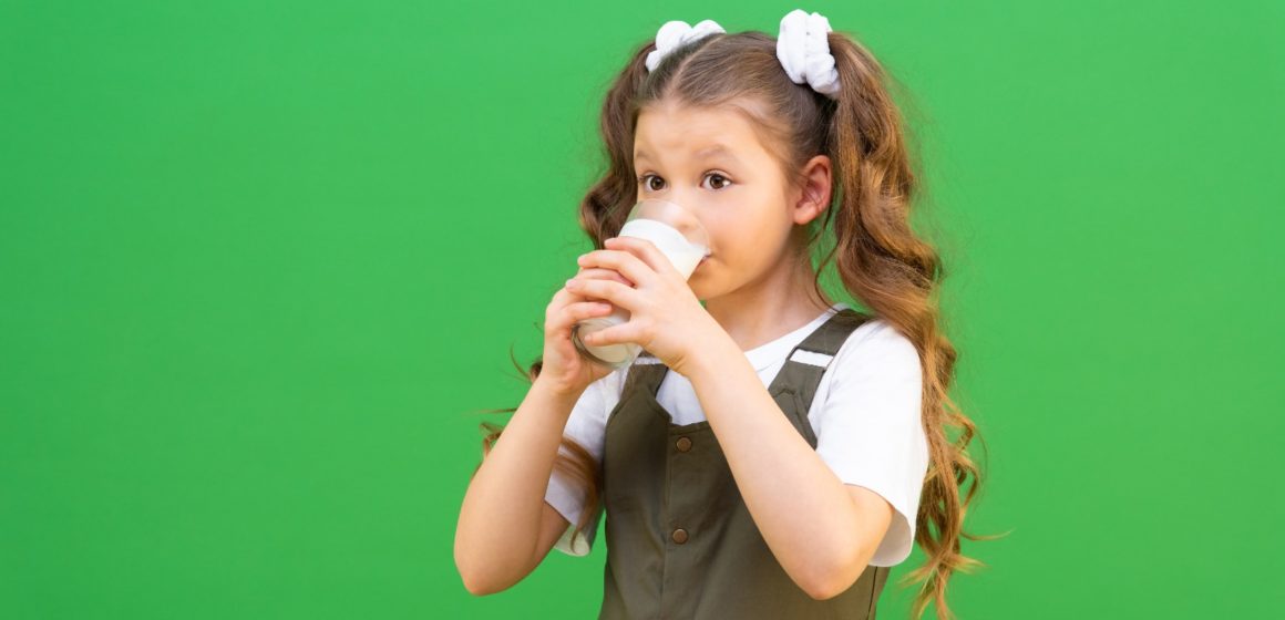 De săptămâna viitoare începe programul „Cornul și laptele” în școlile și grădinițele brașovene