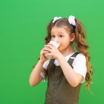 Corn și lapte pentru 36.644 de copii beneficiari din toate localităţile judeţului, exceptând municipiul Braşov