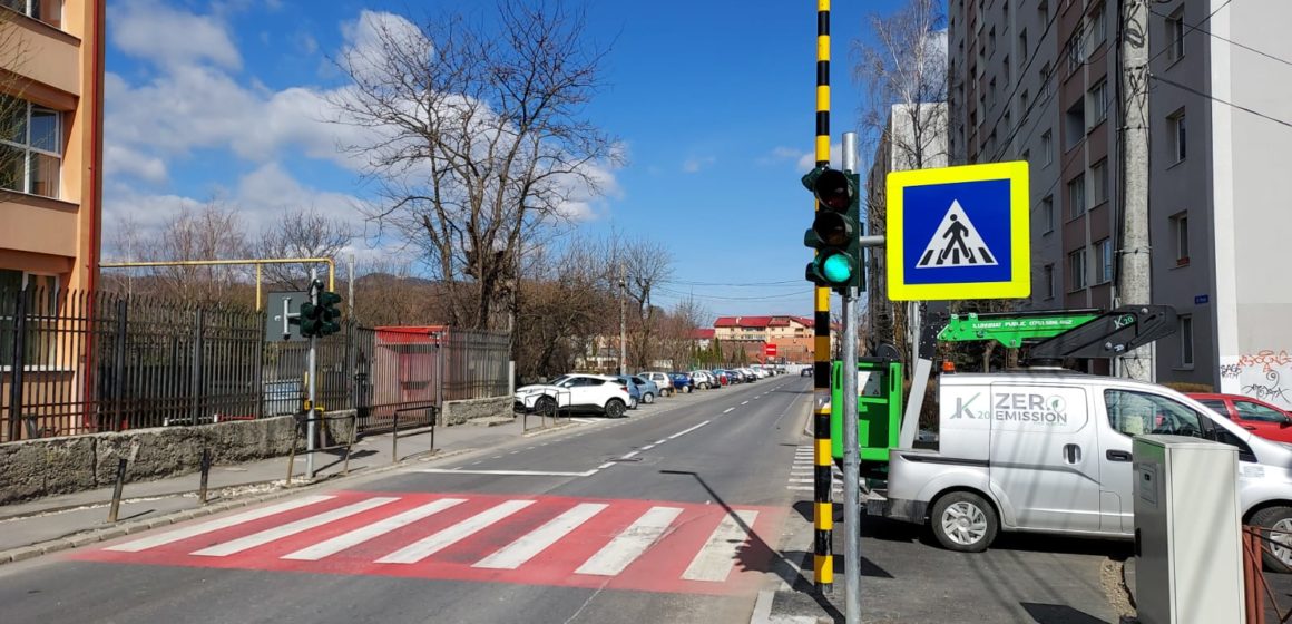 Primăria Brașov a montat semafor la trecerea de pietoni de pe str. Prunului, în fața școlii Gimnaziale nr. 9