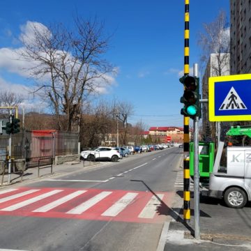 Primăria Brașov a montat semafor la trecerea de pietoni de pe str. Prunului, în fața școlii Gimnaziale nr. 9