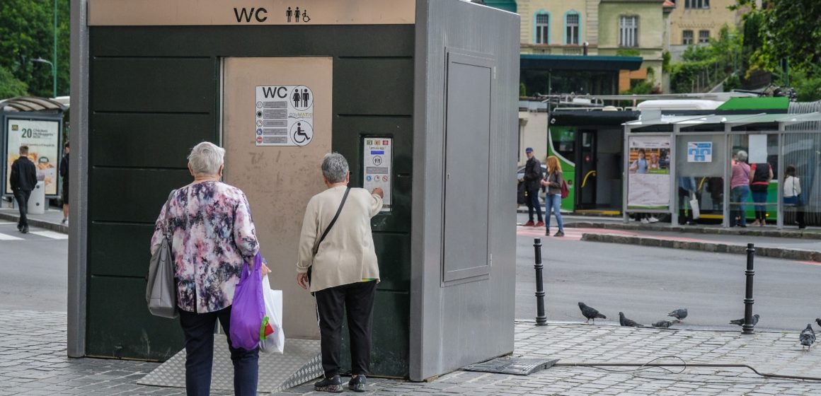 Primăria va instala 28 de toalete automatizate în locurile publice din Brașov și din Poiana Brașov