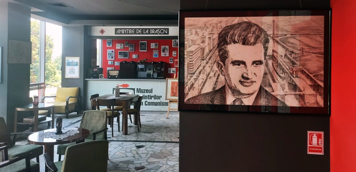 Muzeul Amintirilor din Comunism (MAdC), împreună cu Muzeul de Artă Brașov, anunță deschiderea expoziției temporare intitulate  „Omagiu conducătorului iubit”, o colecție dedicată cultului personalității lui Nicolae Ceaușescu