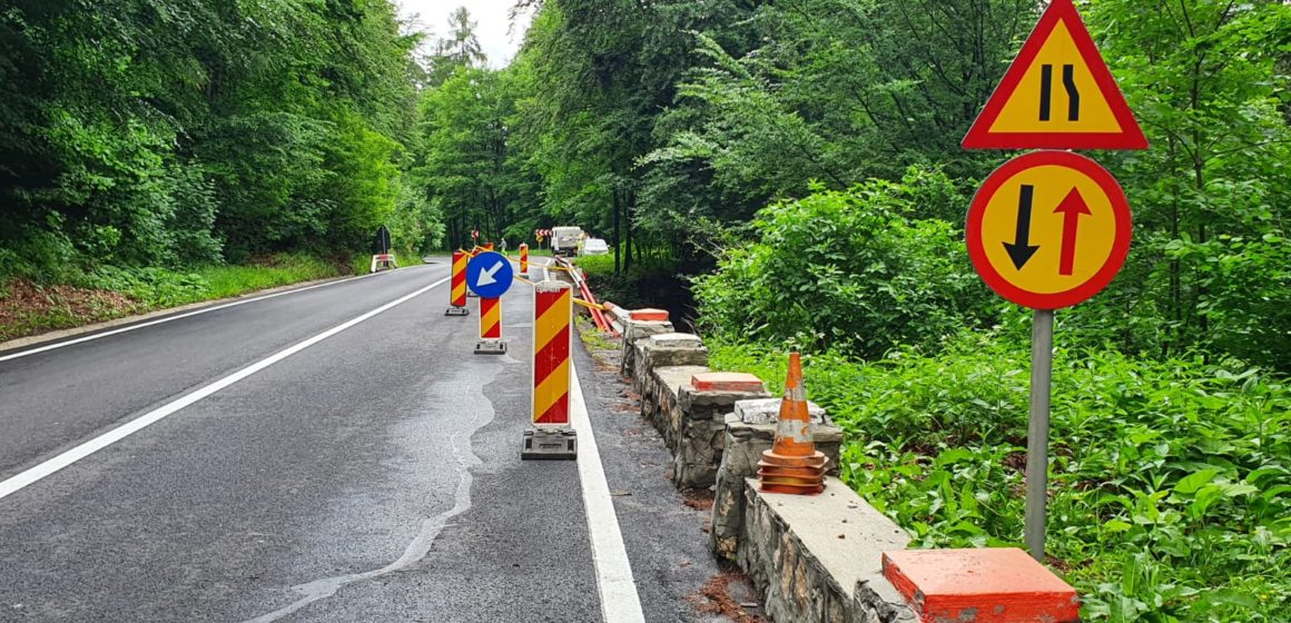 Municipalitatea a lansat procedura de achiziție pentru consolidarea drumului și refacerea sistemului rutier în zona în care s-a surpat zidul de sprijin pe Drumul Poienii