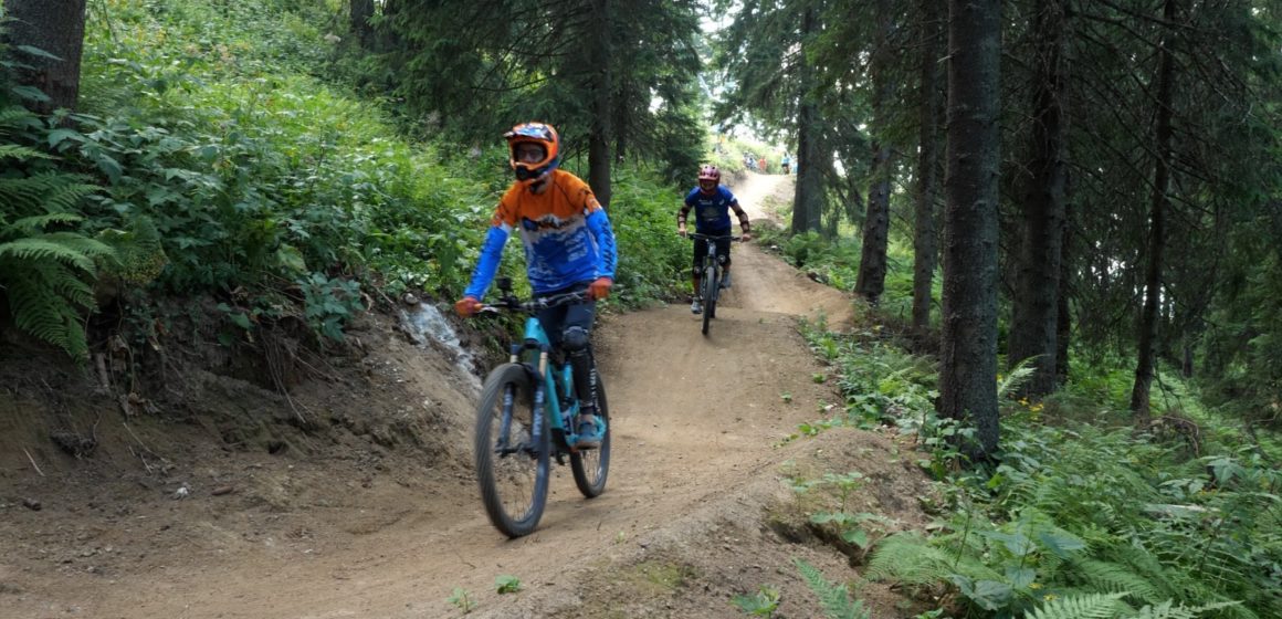 Din această săptămână, iubitorii de mountain-bike se pot bucura de toate cele trei trasee din Postăvarul, amenajate de NH Bike în parteneriat cu Primăria Brașov