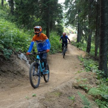 Din această săptămână, iubitorii de mountain-bike se pot bucura de toate cele trei trasee din Postăvarul, amenajate de NH Bike în parteneriat cu Primăria Brașov