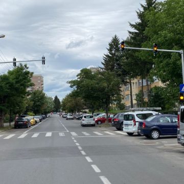 Primăria Brașov a montat semafor cu buton la trecerea de pietoni de pe strada Berzei, la intersecție cu Sitarului