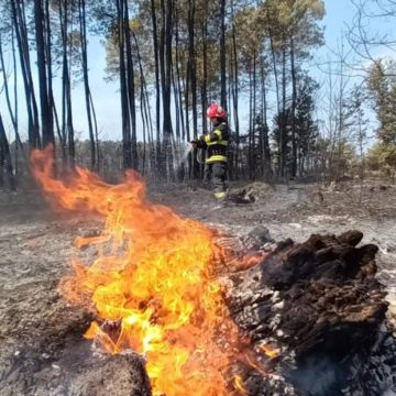 Pompierii români continuă misiunea de stingere a incendiilor în zona Quartier Le Frayot din Sud-Vestul Franței