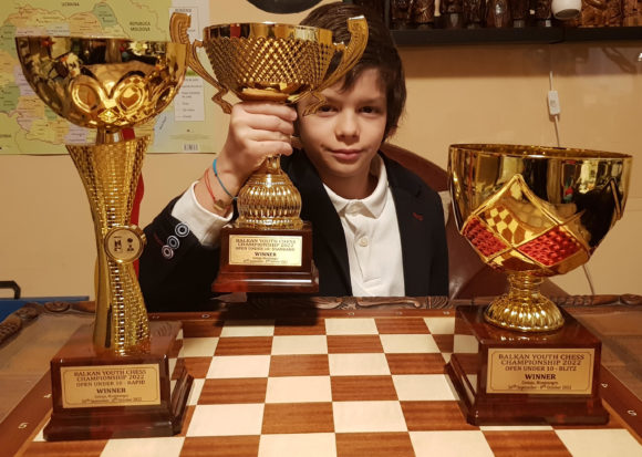 Brașoveanul Vladimir Sofronie, în vârstă de 9 ani, triplu campion balcanic la șah junior