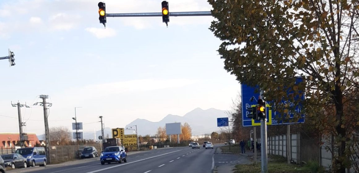 De astăzi a fost pus în funcțiune semaforul de la trecerea de pietoni de pe Calea Feldioarei, în apropierea intersecției cu str. Târgului