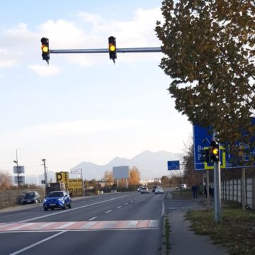 De astăzi a fost pus în funcțiune semaforul de la trecerea de pietoni de pe Calea Feldioarei, în apropierea intersecției cu str. Târgului