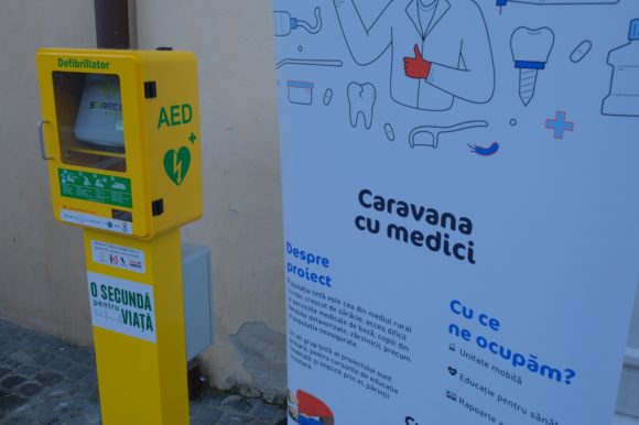 Defibrilatoare montate în Piața Sfatului și Livada Poștei prin proiectul „O secundă pentru viață”