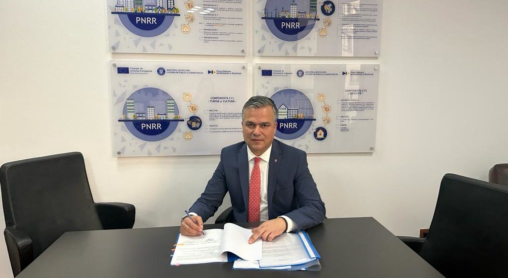 Adrian Veștea a semnat două contracte de finanțare prin PNRR pentru eficientizare energetică, modernizare și recompartimentare imobil