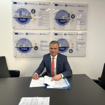 Adrian Veștea a semnat două contracte de finanțare prin PNRR pentru eficientizare energetică, modernizare și recompartimentare imobil