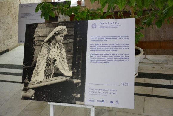 Expoziția „Regina Maria, ambasador irezistibil al istoriei și artei populare românești” prezentată în incinta Școlii de Arte a Municipiului Strășeni, Republica Moldova