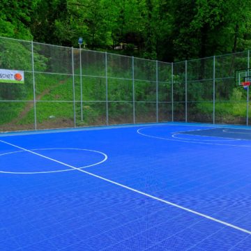 Primăria Brașov transformă terenurile de sport din cartiere și din curțile școlilor în terenuri de nivel competițional