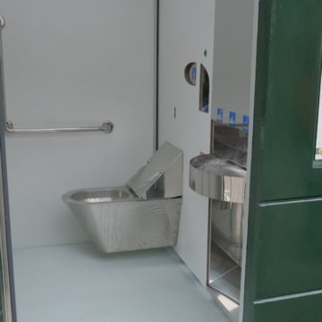 Primăria Brașov a început amplasarea a încă opt toalete automatizate