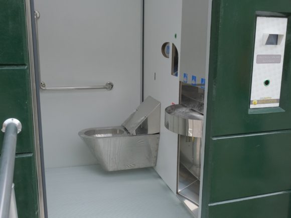 Primăria Brașov a început amplasarea a încă opt toalete automatizate