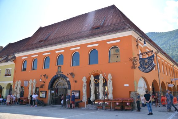 Fostul restaurant Cerbul Carpatin din Piața Sfatului a fost redat, în prima instanță, municipiului Brașov