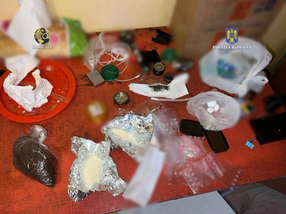 12 percheziții domiciliare efectuate într-un dosar de trafic de droguri