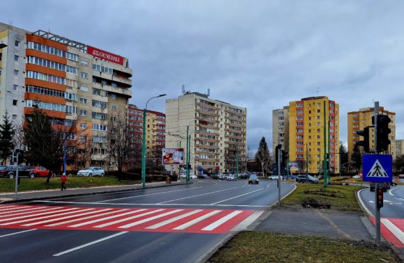 Primăria Brașov a finalizat montarea primelor sisteme de semaforizare a trecerilor de pietoni din cadrul proiectului „Sistem centralizat de monitorizare și control al traficului în Municipiul Braşov”
