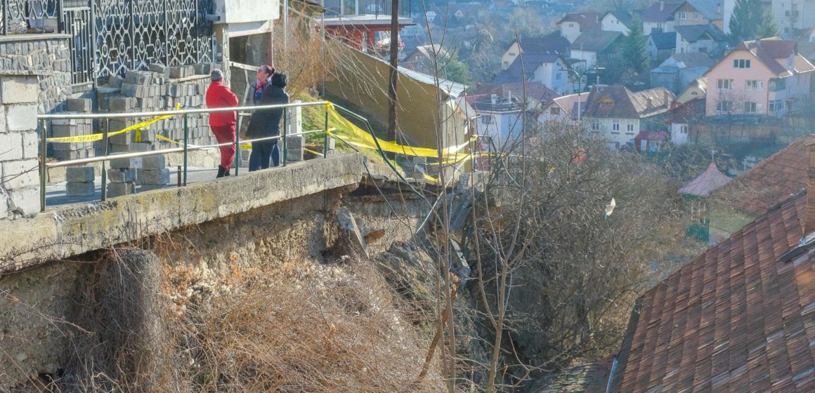 Alunecare de teren pe str. Traian Moșoiu