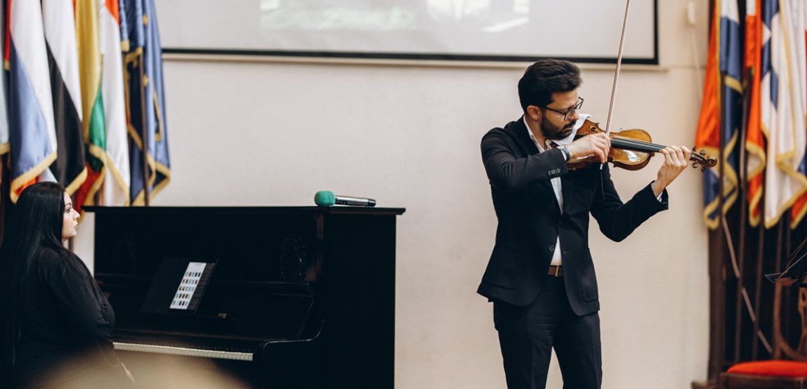 Răzvan Stoica aduce vioara Stradivarius în colegiile din București, în cadrul proiectului „Un Stradivarius în școli”, inițiat de Fundația Culturală Gaudium Animae