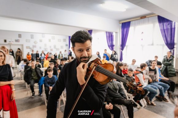 „Un Stradivarius în școli”, un proiect al Fundației Culturale Gaudium Animae, aduce muzica clasică în fața publicului tânăr
