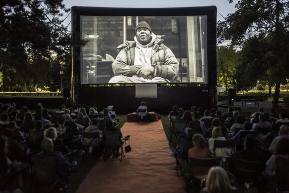 Caravana Metropolis – cinema în aer liber la Brașov – peste 1650 spectatori au participat la eveniment