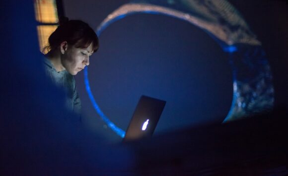 Chronicles from In-Between 495-570 nm – o cronică a lumii naturale evanescente la granița dintre artă, știință și memorie personală