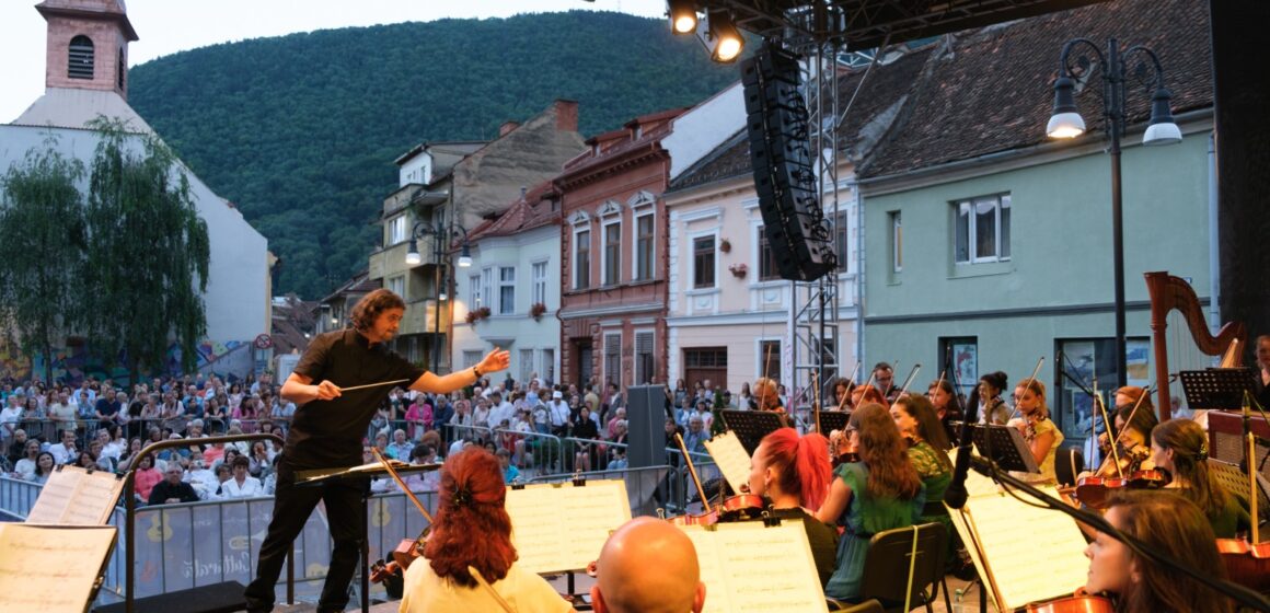 A VI-a ediție a Festivalului SoNoRo Musikland începe joi, 25 iulie 2024, cu un concert împreună cu Orchestra Simfonică a Filarmonicii Brașov, în Piața Sfântul Ioan