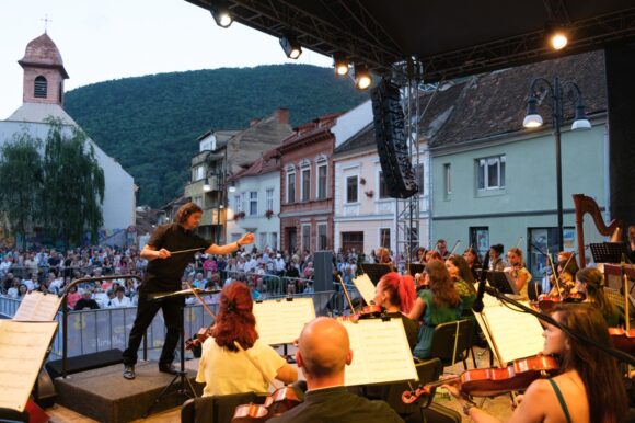 A VI-a ediție a Festivalului SoNoRo Musikland începe joi, 25 iulie 2024, cu un concert împreună cu Orchestra Simfonică a Filarmonicii Brașov, în Piața Sfântul Ioan