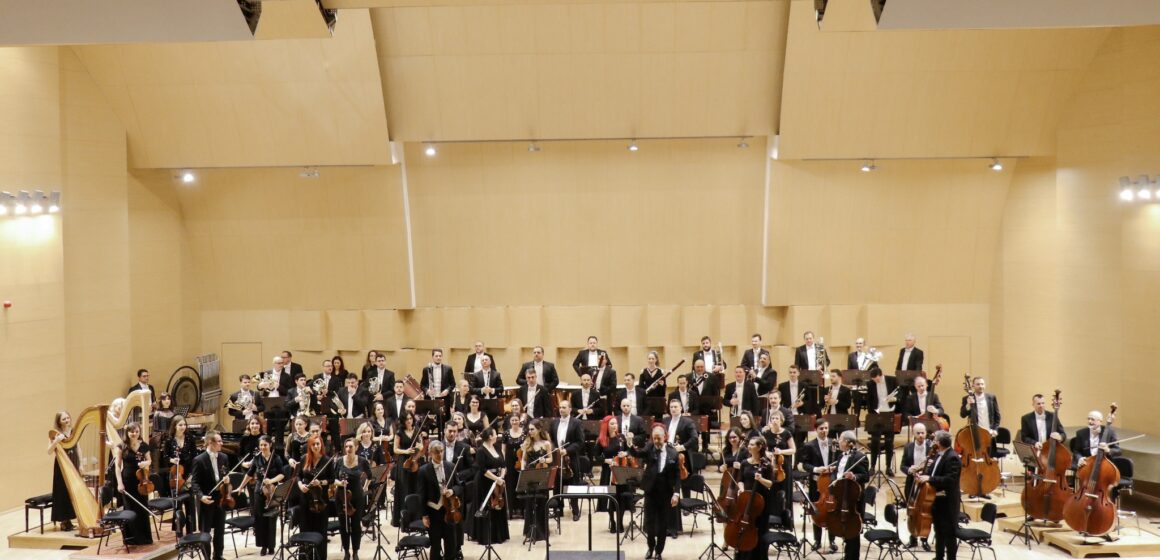 Dirijorul Daisuke Soga revine la Filarmonica Brașov într-un concert cu Răzvan Popovici ca solist. În program, simfonia „Romantica” de Bruckner și o lucrare a lui Edward Elgar, rescrisă pentru violă