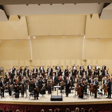 Dirijorul Daisuke Soga revine la Filarmonica Brașov într-un concert cu Răzvan Popovici ca solist. În program, simfonia „Romantica” de Bruckner și o lucrare a lui Edward Elgar, rescrisă pentru violă