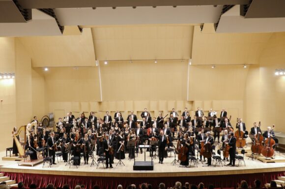 Dirijorul Daisuke Soga revine la Filarmonica Brașov într-un concert cu Răzvan Popovici ca solist. În program, simfonia „Romantica” de Bruckner și o lucrare a lui Edward Elgar, rescrisă pentru violă