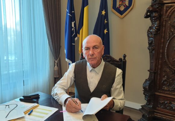 Consiliul Județean Brașov a semnat trei contracte pentru realizarea proiectelor PNRR de modernizare şi eficientizare energetică a unor clădiri publice