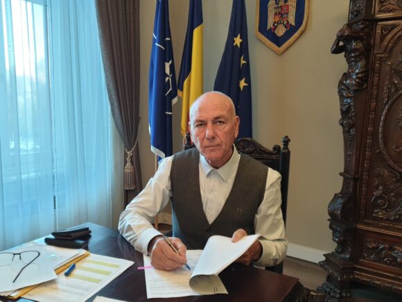 Consiliul Județean Brașov a semnat trei contracte pentru realizarea proiectelor PNRR de modernizare şi eficientizare energetică a unor clădiri publice