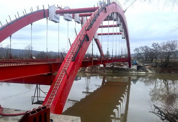 Stadiul lucrărilor de construcţie a podului rutier situat pe DJ 105 în comuna Voila