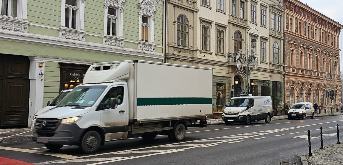 Strada Mureșenilor va fi eliberată de mașinile de aprovizionare pentru a crea cale liberă transportului în comun și autobuzelor pentru elevi. În centrul istoric vor fi create patru stații de descărcare a mărfii