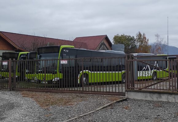 Autobuzele Mercedes Hibrid puse în circulație după ce au stat 6 luni în curtea unei societăți din Săcele