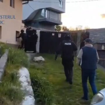 Percheziții domiciliare la persoane cercetate pentru săvârșirea infracțiunilor de confecționarea, vânzarea, răspândirea, precum și deţinerea în vederea răspândirii de simboluri fasciste, legionare, rasiste sau xenofobe
