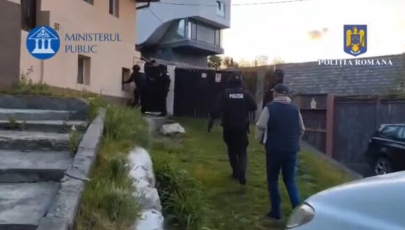 Percheziții domiciliare la persoane cercetate pentru săvârșirea infracțiunilor de confecționarea, vânzarea, răspândirea, precum și deţinerea în vederea răspândirii de simboluri fasciste, legionare, rasiste sau xenofobe