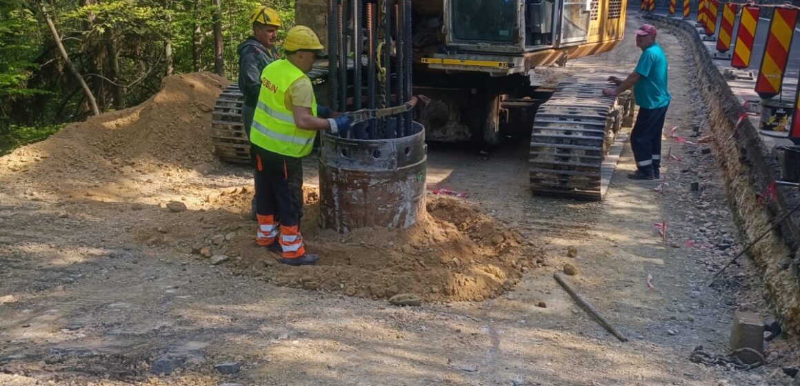 Au început lucrările pentru consolidarea drumului spre Poiana Brașov