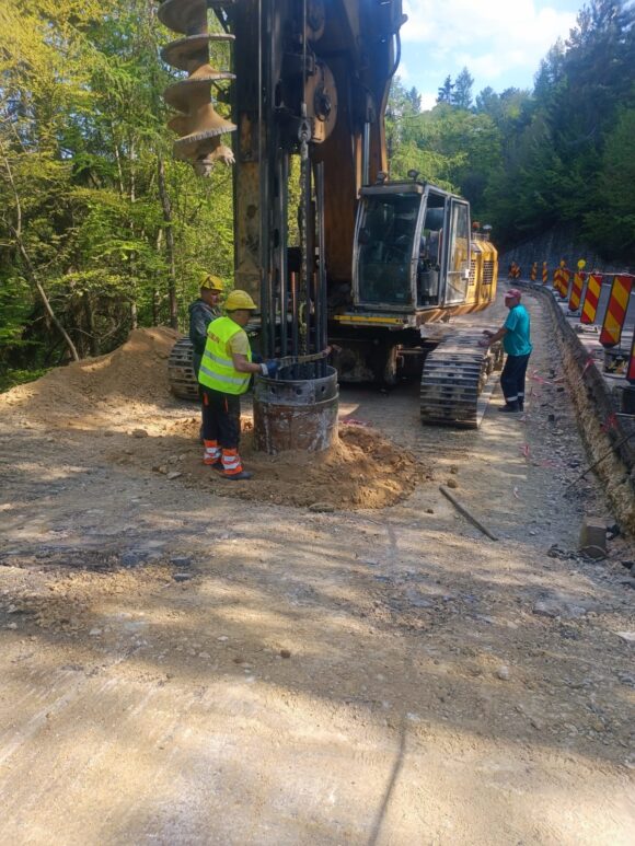 Au început lucrările pentru consolidarea drumului spre Poiana Brașov