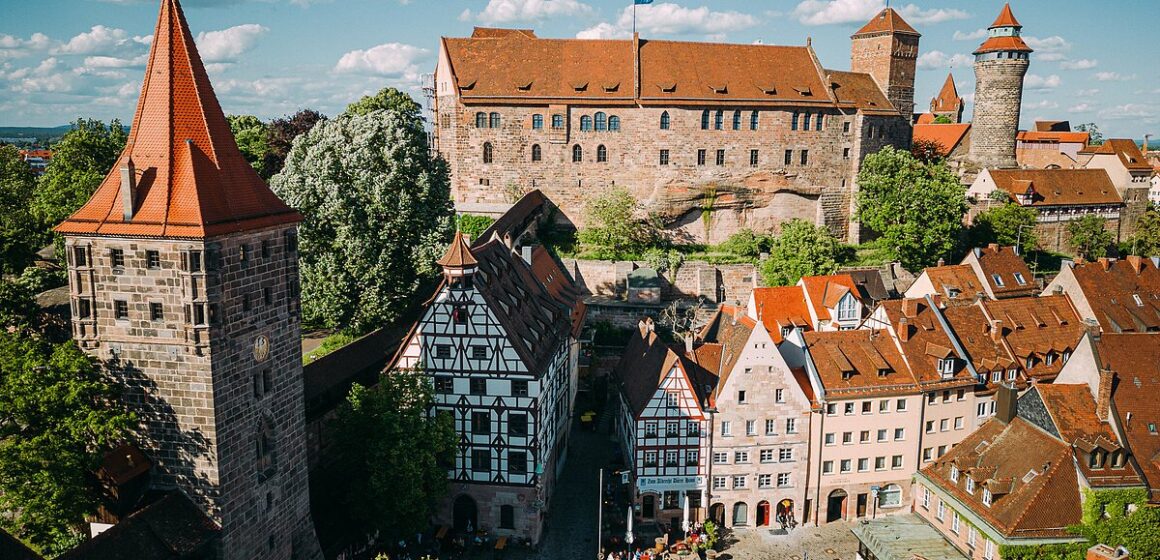 Brașovenii, cu vârsta între 16 și 25 de ani, pot aplica până în data de 25 mai pentru a participa, gratuit, la tabăra „Tineri uniți pentru pace” în Nürnberg