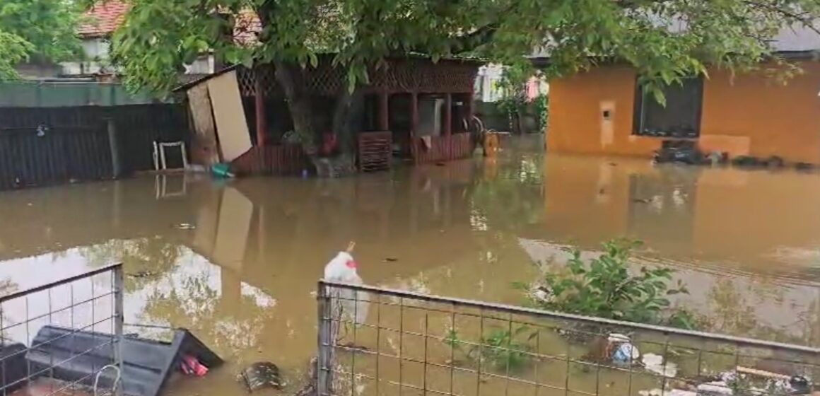 ISU Brașov continuă intervențiile în județul Brașov ca urmare a manifestării fenomenelor hidrometeorologice periculoase