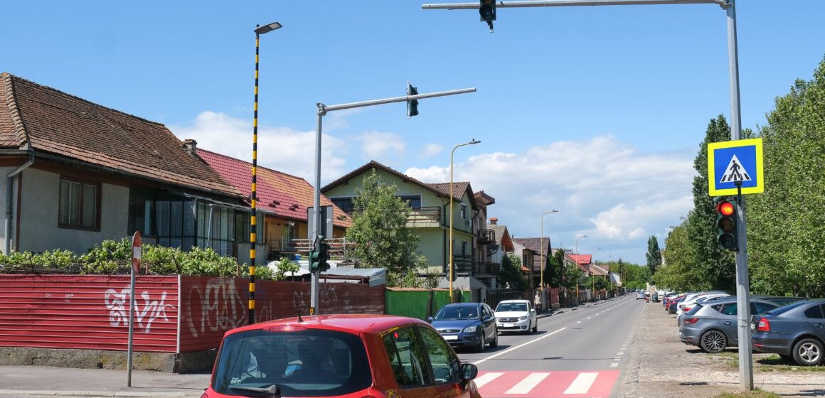 Primăria Brașov testează o nouă soluție pentru siguranța în trafic – un sistem de radare care determină semaforul să comute pe culoarea roșie atunci când detectează autoturisme care depășesc viteza legală