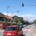 Primăria Brașov testează o nouă soluție pentru siguranța în trafic – un sistem de radare care determină semaforul să comute pe culoarea roșie atunci când detectează autoturisme care depășesc viteza legală